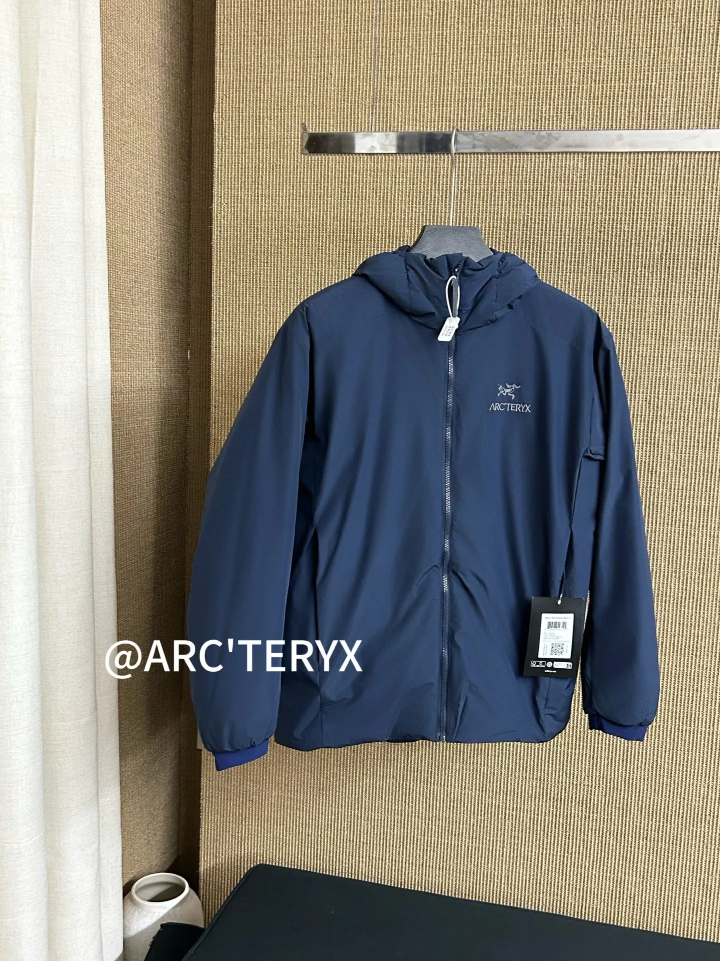 【Arcteryx Atom Hoody 】 : Arcteryx， ， ， 。 ， ， 。 ，Arcteryx ， 。Quality、 ， 。 ， + : ✅ 100% ，Tyono 30 ， ， ✅ ， Wear-Resistant Breathable ✅ ， ， ✅ ， ， ， ✅ 、 ， ， ✅ logo ， ✅ YKK， ✅ ：Coreloft TM Continuous 65 ， ✅（65g/m 2) : ，Breathable ，ATOM Coreloft TM Continuous ， ， ， ， Wear-Resistant ， ， ， 。